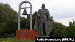 Пам'ятник князю періоду України-Русі Володимиру Глібовичу та першій згадці слова «Україна» в Київському літописному зводі за Іпатіївським списком під 1187 роком. Місто Переяслав