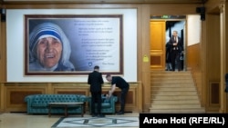 Fotografia e Shën Terezës në hyrje të Kuvendit të Kosovës.