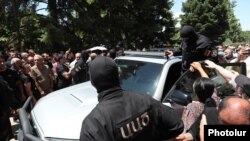 Armenia - Masked officers of the NSS leave the Echmiadzin headquarters of the Armenian Apostolic Church, June 27, 2025.