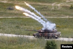 Grčki tenk Leopard ispaljuje baklje dok NATO održava vježbu 'Trenutni odgovor' sa zemljama domaćinima Albanijom, Bugarskom, Hrvatskom, Grčkom, Kosovom, Crnom Gorom i Sjevernom Makedonijom, u vojnoj bazi Krivolak, Sjeverna Makedonija, 2. juna 2025.