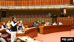 وزیراعظم عمران خان په پارليمنټ کې د وينا پر مهال