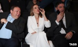 Голова наглядово ради Alfa Group Михайло Фрідман разом з телеведучою Ксенією Собчак і її чоловіком, актором Максимом Віторганом