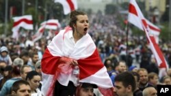 În 2020, oamenii din Belarus au protestat săptămâni la rând față de fraudarea alegerilor prezidențiale din 9 august, care i-au adus lui Alexandr Lukașenko, aliatul președintelui Rusiei, Vladimir Putin, un nou mandat. Imagine din 6 septembrie 2020, Minsk.