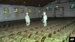 Солдати проводять перевірку металевих контейнерів із отруйними речовинами на складі хімічної зброї в Горному, Росія, 20 травня 2000 року