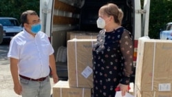 Представитель общественного объединения «Кыргызстан: дружба и культура» передает гумпомощь, Бишкек, 7 июля 2020 г.