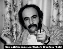 Український поет Мойсей Фішбейн у потязі під час мандрівки Італією. Початок 1980-х років