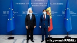 Ministrul de externe de la Chișinău, Nicu Popescu (d) și omologul său francez Jean-Yves Le Drian (s), Chișinău, 2 septembrie