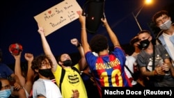 «Барселона» футбол клубунун күйөрмандары «Камп-Ноу» стадионунун астына чогулуп, нааразылыгын билдиришүүдө. Барселона шаары. 26-август, 2020-жыл.