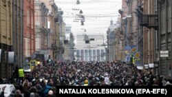 Санкт-Петербургдагы нааразылык жыйындарынын бири. 2021-жылдын 31-январы.