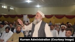 د جرګې یو مشر خپل نظر وړاندې کوي - د اګست ۱۱مې انځور 