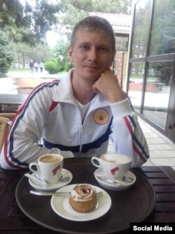 Ilya Sorokin, un medic cunoscut de prizonierii de război ucraineni din închisoarea IK-10 din regiunea Mordovia, Rusia, sub numele de „Dr. Evil” și „Dr. Shocker”.