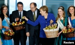 “Jedna jabuka na dan, Putin iz kuće van”, poručio je jedući s kancelarkom Angelom Merkel i ministrima iz pune košarice i pozivajući sve da jedu “po pet jabuka dnevno” i tako podrže njemačke poljoprivrednike (Berlin, 2015. godine)