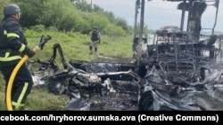 Consecințele unui atac rusesc din 12 mai 2025 asupra unei instalații electrice și mașinii unui lucrător al rețelelor electrice în regiunea ucraineană Sumî.