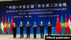 Министры иностранных дел - участники встречи «Китай - Центральная Азия». Слева направо: Абдулазиз Камилов (Узбекистан), Сироджиддин Мухриддин (Таджикистан), Мухтар Тлеуберди (Казахстан), Ван И (Китай), Руслан Казакбаев (Кыргызстан), Рашид Мередов (Туркменистан). 
