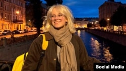 18-річна студентка музичного училища і вокалістка вуличного гурту «Стоптайм» (Stoptime) з російського Петербурга Діана «Наоко» Логінова. ЇЇ вже втретє заарештовували за виконання антивоєнних пісень