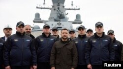 უკრაინის პრეზიდენტი ვოლოდიმირ ზელენსკი კორვეტ "ჰეტმან ივან მაზეპას" ეკიპაჟის წევრებთან ერთად. 2024 წლის 8 მარტი, სტამბოლი