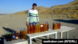 Уличная торговля растительным маслом (архивное фото)