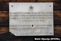 Ploča posvećena žrtvama fašizma u Kruščici koje su ubijene u pobuni 7. augusta 1941.