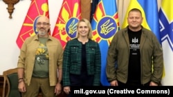 Міністр оборони України Олексій Резніков (ліворуч), головнокомандувач ЗСУ Валерій Залужний (праворуч) і посол США в Україні Бріджит Брінк. Київ, 14 липня 2022 року. На цій зустрічі обговорювали «прозорість військової допомоги» Україні