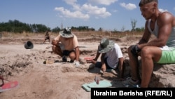 Ekipet e arkeologëve duke gërmuar.