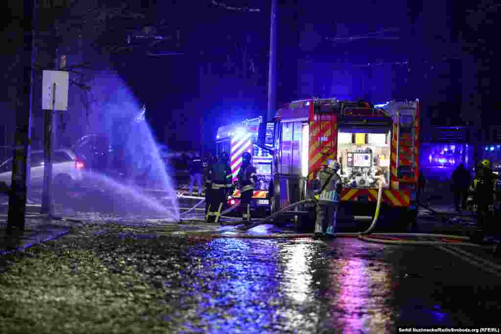 Затоплена вулиця у середмісті Києва поблизу станції метро &laquo;Лук'янівська&raquo; через пошкодження атакою трубопроводу