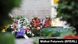 Vijenci i cvijeće kod Vječne vatre u Sarajevu