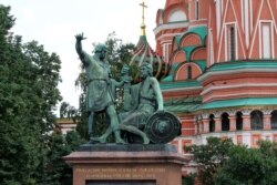 Пам'ятник Мініну й Пожарському на Червоній площі у Москві. Створений за проєктом скульптура Івана Мартоса з відомого українського козацького роду, уродженця міста Ічні (Чернігівщина)