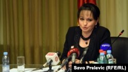 Vesna Medenica, u vreme kada je bila na čelu Vrhovnog suda Crne Gore, tokom razgovora sa novinarima iz aprila 2016. Mednica je u pritvoru skoro pet meseci, nakon što su objavljeni Europolovi transkripti presretnutih telefonskih razgovara njenog sina i njenog telohranitelja u kojima su navodno dogovarali krijumčarenje droge i cigareta, pri čemu sudijin sin Miloš navodi da je njegova majka upoznata sa "biznisom".