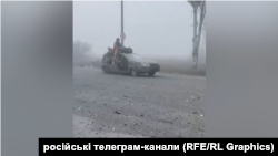 Російські військові під прикриттям туману проникають до Покровська, Донецька область. Зображення – скріншот із відео, що почало ширитись у соціальних мережах 10 листопада 2025 року