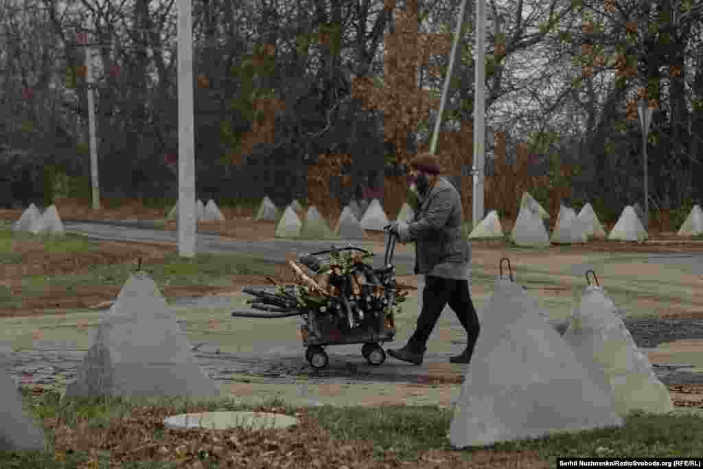 Чоловік везе на тачці дрова для опалення взимку. За ним дорога, яка веде на село Шевченко, за яке зараз йдуть бої. Звідси до лінії фронту менше ніж 5 км. Дехто з цивільних у розмові з нами розповідає про знайомих, які повертаються у Покровськ, причини різні: закінчились кошти на оренду житла, не знайшли роботу, не змогли звикнути до місця. Багато хто говорить, що держава не допомагає, а вся допомога &ndash; це виплата при офіційній евакуації &ndash; близько 11 тисяч гривень, якщо люди виїжджають самі, вони не можуть розраховувати навіть на ці кошти&nbsp;