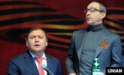 Мер Харкова Геннадій Кернес (праворуч) і тодішній голова Харківської ОДА Михайло Добкін під час з’їзду депутатів Криму і південно-східних областей України у Харкові. 22 лютого 2014 року