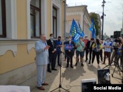 Депутат Госдумы Владимир Жириновский во время митинга у здания посольства КР в России. Фото взято из телеграм-канала политика.