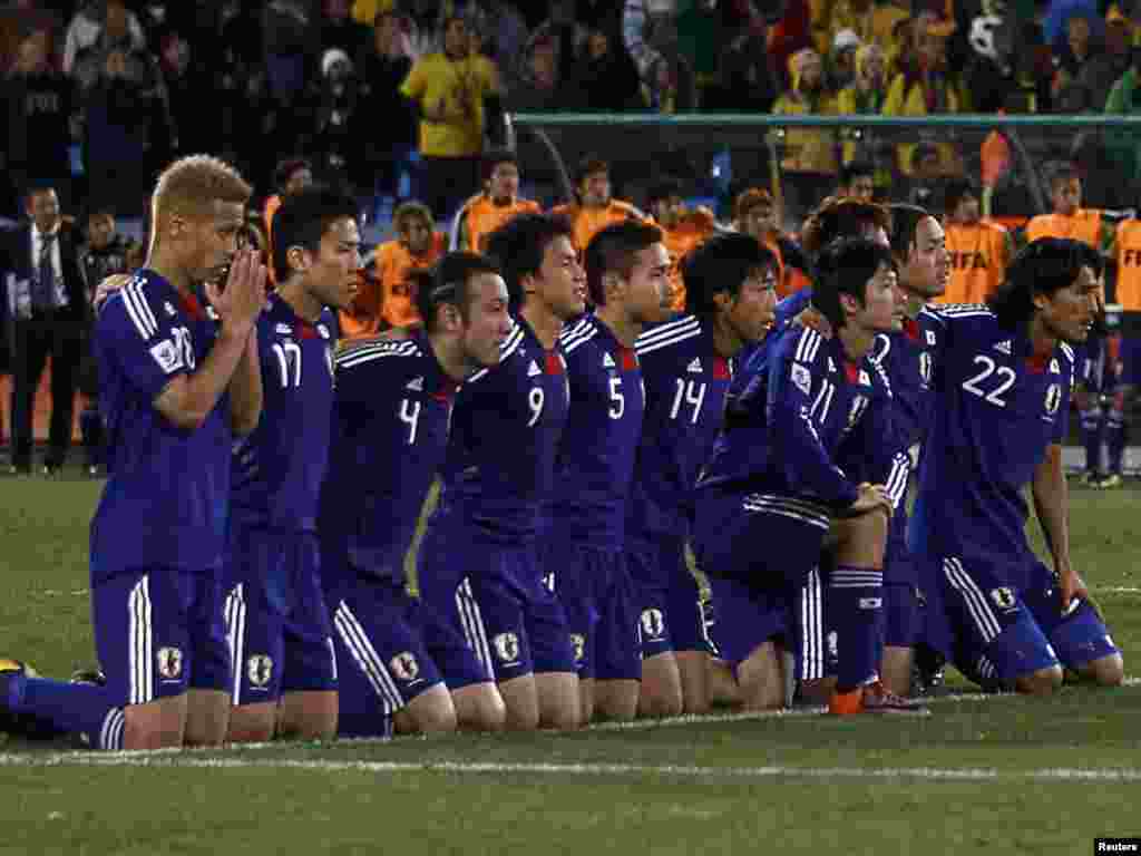 პარაგვაი - იაპონია 0:0, პენალტებით 5:3. იაპონელები პენალტების სერიას ადევნებენ თვალს. - მსოფლიო საფეხბურთო ჩემპიონატების ისტორიაში პირველად მეოთხედფინალში მეტი სამხრეთამერიკული გუნდი აღმოჩნდა, ვიდრე ევროპული. „დიდ რვიანში“ სამხრეთ ამერიკას ოთხი ქვეყანა წარმოადგენს (არგენტინა, ბრაზილია, პარაგვაი და ურუგვაი), ევროპას კი - სამი: გერმანია, ესპანეთი და ჰოლანდია. მასპინძელი კონტინენტი - აფრიკა - განის ნაკრებით არის წარმოდგენილი. მეოთხედფინალური მატჩები 2-3 ივლისს გამართება.