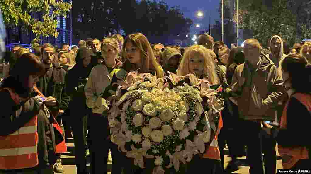 Okupljeni na poziv studenata u blokadi krenuli su iz novosadskog kampusa