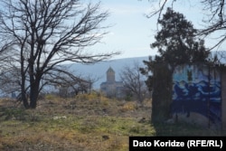 მარცხნივ მოჩანს სამების ეკლესია, ტერიტორიაზე ძველი ნაგებობების ნანგრევებია