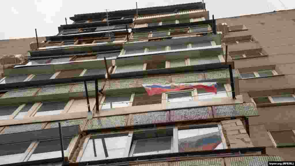 Единственный триколор на балконе в одном из спальных районов Симферополя