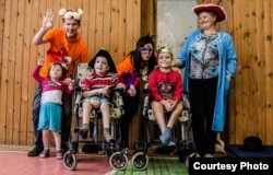 Младшая группа интерната с волонтерами и воспитателем. Фото: Полина Быконя, Центр "Вверх"