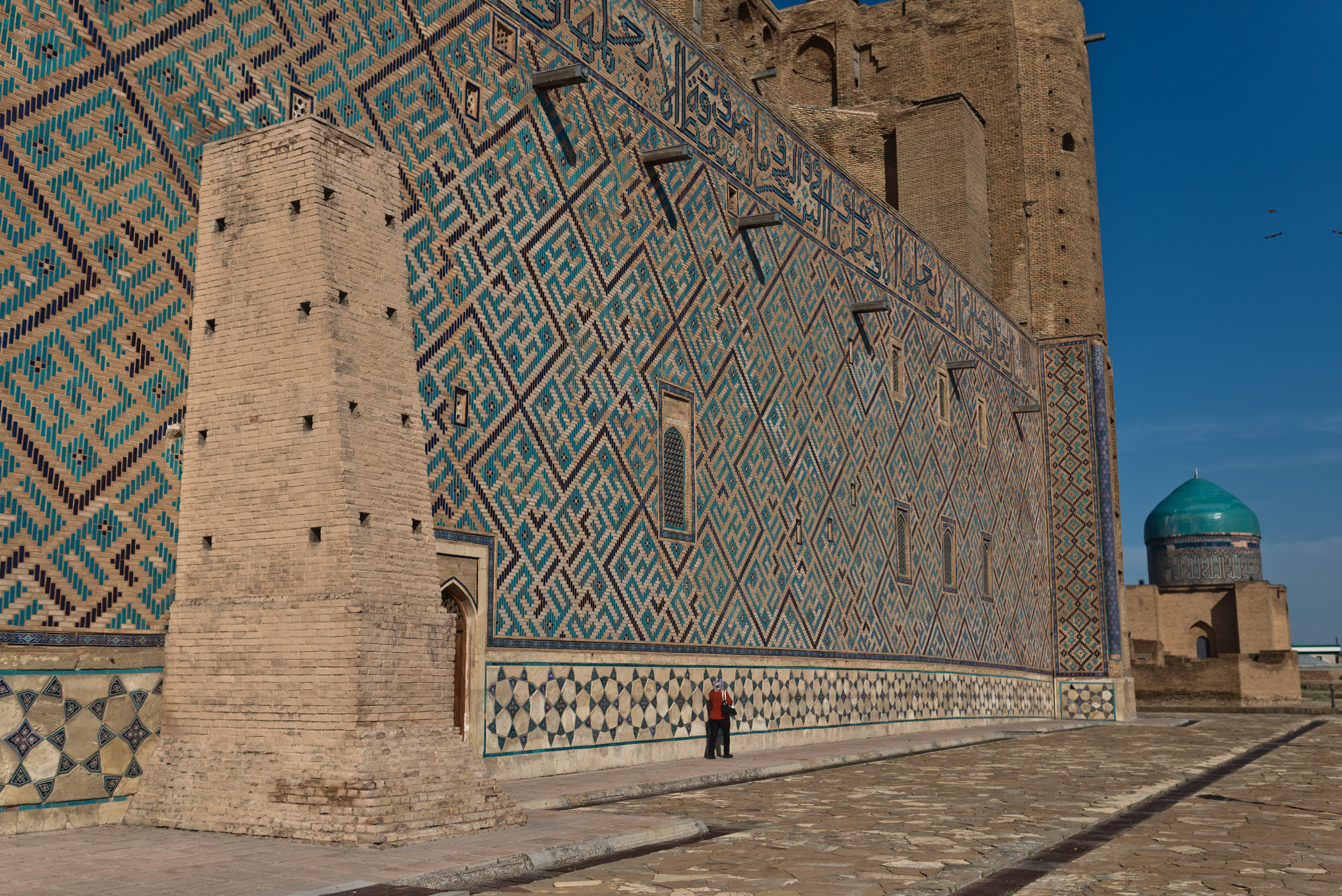 Это образец средневековой архитектуры, который сохранился в казахстанском городе. Верно?