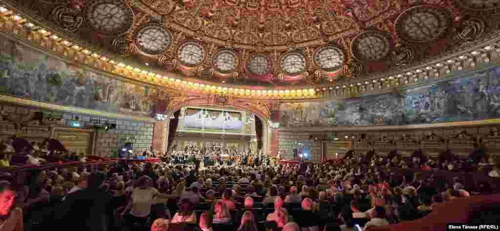 Sala mare a Ateneului Român, cu un minut înainte de începutul concertului Orchestrei Filarmonice din Antwerp/ Anvers. Brahms - Concertul în Re Major, op. 77, Brahms - Simfonia a IV-a în Mi Minor, op. 98 și iar Brahms la bis - Dans Maghiar nr. 5. Dirijor: Emmanuel Tjeknavorian, solistă - violonista olandeză Simone Lamsma. Încântător. 