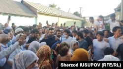 В городе Карасу на юге Кыргызстана Рашода Камалова встретили несколько сотен человек, 28 августа 2021 года.