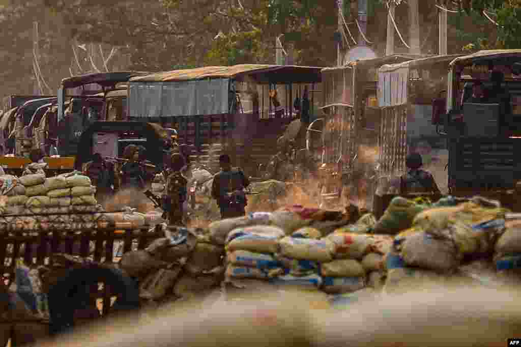 Бійців сил безпеки зафіксували на фото біля імпровізованих барикад, встановлених протестувальниками під час розгону демонстрацій в районі Хлаінг Тар'яр в Янгоні, М&rsquo;янма,14 березня 2021 року