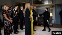 Președintele Zelenski, întâmpinat de familia regală a Olandei la Haga, pe 24 iunie.