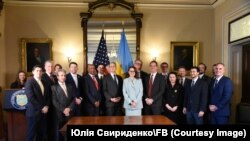 Украинская и американская делегации при подписании соглашения