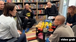 Udhëheqësja e opozitës bjelloruse, Svyatlana Tsikhanouskaya (në plan të parë majtas), takohet me të liruarit nga burgu, përfshirë ish-gazetarin e REL-it, Ihar Karnei (i treti nga e majta), në Lituani.