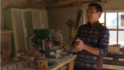 Эрмек Муканбетов в своей мастерской.