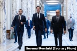 Secretarul general al NATO Mark Rutte și premierul Ilie Bolojan, pe culoarele Guvernului României