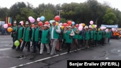 Майрамдык жүрүштөн өтүп жаткан "Тазалык" кызматкерлери.