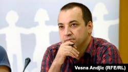 "Slika Srbije danas je slika jednog razorenog društva", ističe istoričar i direktor nevladinog Centra za praktičnu politiku Dragan Popović.