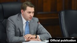 Исполняющий обязанности премьер-министра первый вице-премьер-министр Артем Новиков.