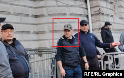 Vladan Sretenović na ulazu u ograđeni kamp pristalica vlasti, novembar 2025.